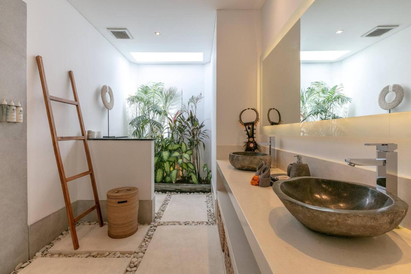 4 Bd Villa With Large Garden, Pool In Seminyak Luaran gambar